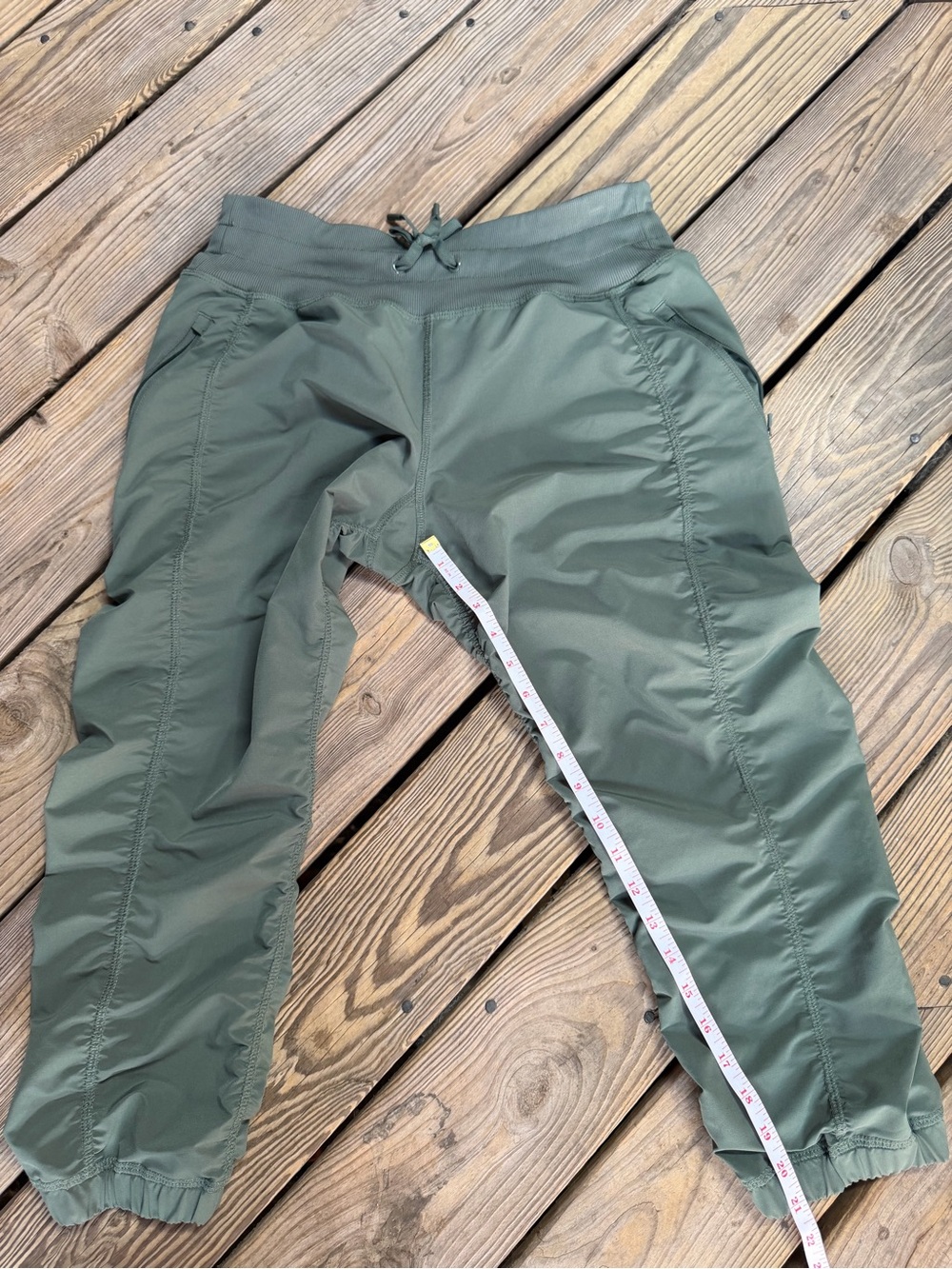 Kirkland Signature Women’s Active Crop Pants Army Green,Ruched,Zip Pocket Size M - Picture 5 of 5